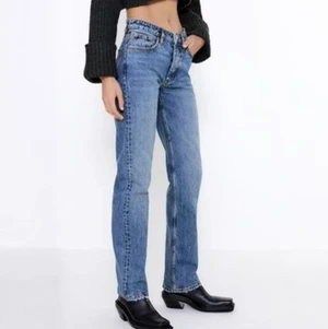 Zara jeans mid rise  - Jag säljer min kompis populära och slutsålda zara mid rise jeans. Lite slitna längst ner (kolla bild tre) men annars jätte bra skick! 💓 köparen står för frakt🌟 budgivning om flera är intresserade 