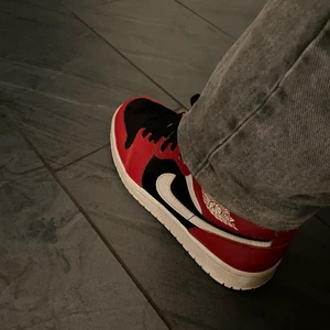 Jordans - Säljer mina fina jordan mids då dom inte kommer till användning längre!! Passar perfekt nu till våren. De är givetvis äkta!!