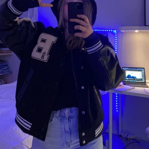 Varsity jacka aelfric Eden  - Skitsnygg jacka från märket aelfric eden, jackan är i bra skick. Perfekt nu mot kallare tider. 