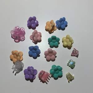 ‼️SET 1 SÅLD‼️säljer dessa clipsen i två olika set: 1 - 3 rosa, 2 blåa, 2 lila, 2 orange, 2 gröna/turkos och 1 gul. 2 - 2 rosa, 1 genomskinlig/vit, 1 gul och 1 blå. går att köpa ett set eller båda tillsammans. 1 set- 10 kr, 2 set - 20 kr.