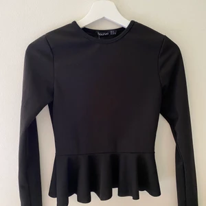 Tröja med volang - Föööör liten för mig! Aldrig använd. Det står storlek 38 men är snarare en 34