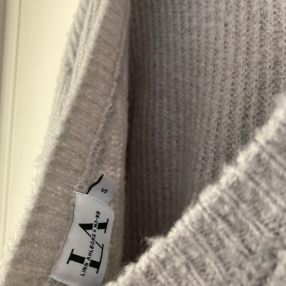 Stickad tröja med en jättedjup öppen rygg från LINN AHLBORG X NA-KD i storlek S✨  Jättemjuk och fin nyans av grå men kommer tyvärr inte till användning. Pris kan diskuteras vid snabb affär 🍂. Tröjor & Koftor.
