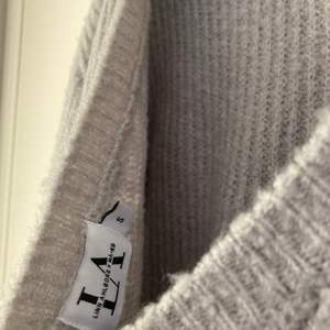 Stickad tröja med en jättedjup öppen rygg från LINN AHLBORG X NA-KD i storlek S✨  Jättemjuk och fin nyans av grå men kommer tyvärr inte till användning. Pris kan diskuteras vid snabb affär 🍂
