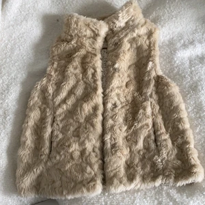 mysig väst från zara  - Supermysig från zara storlek 11/12 men passar absolut större. 