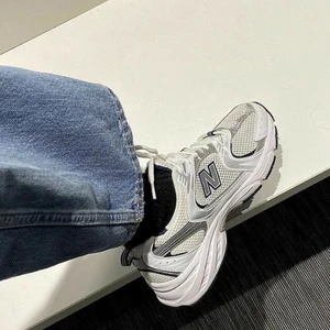 New balance 530 - Säljer dessa supersnygga New Balance 530 som är slutsålda överallt! Storlek 37,5. De är använda men i bra skick! Pris kan diskuteras💖