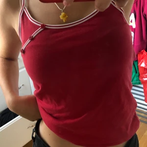 Cool röd topp - Jättefin och cool röd topp som är i jätte bra skick🍁