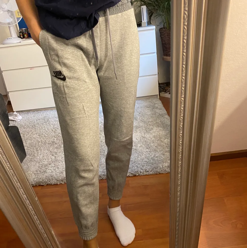 Säljer mina älskade nike mjukisbyxor då de börjar bli för korta på mig som är 170cm. Annars är skicket jättefint. Frakten är inräknat i priset . Jeans & Byxor.