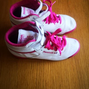 Reebok classic  - Knappt använda Reebok classic i storlek 36 innermått 23. Köparen står för porto 66kr spårbart 