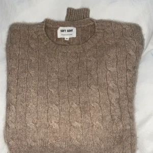 Oversize softgoat tröja  - Oversize softgoat tröja. Superfin och sparsamt använd. Passar allt från en storlek XS - L beroende på hur man vill att den ska sitta. Nypris 2300kr