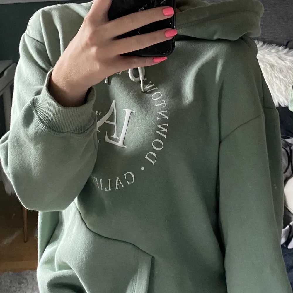 Säljer min nästan helt oanvända hoodie🥰Den är supermysig och i ett jättebra skick⚡️⚡️Köparen står för frakten!!. Tröjor & Koftor.