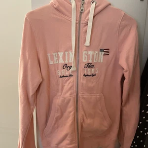 Rosa hoodie lexington  - Skriv privat för bilder på passformen :) 