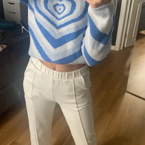 Ett par kostym/ mjukis byxor  - Ett par as snygga byxor som är så sköna. Använd 2 ggr.💕 slits där nere. Kommer ifrån gina. Säljer då dom inte kommer till användning💕