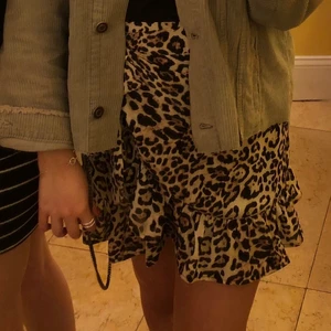 Leopard kjol med volang - Jättesnygg kjol som inte kommer till användning längre. Skicket är som nytt