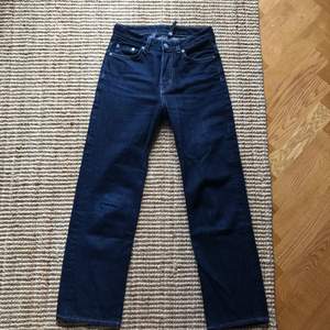 Säljer mina kära Weekday-jeans i modellen Voyage, strl 25/30. De är helt raka i modellen och går lite nedanför ankeln på mig som är 167 cm lång. Fin indigotvätt! Frakt tillkommer🤩