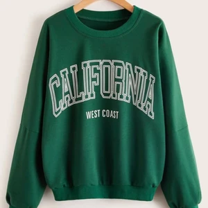 En grön tröja med tryck på  - En grön tröja från shein med tryck på. Storlek S. Använd fåtal gånger, så den är i bra skick. 70 kr + frakt. Dm för mer bilder och info. 