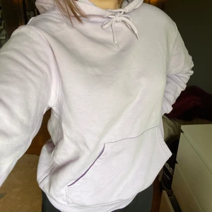 Hoodie - Pastellila hoodie köpt på monki. Fint skick☺️