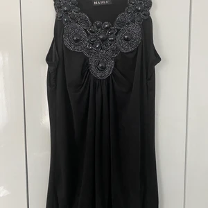 Svart top  - Svart topp med dekorativa stenar 