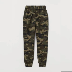 Camouflage byxor - Säljer dessa snygga camouflage byxor som kommer från Ginatricot. De är tunna i materialet vilket är skönt till sommaren☀️ Byxorna har resårband runt midjan och även runt anklarna. Har inte använt så mycket pga inte passar min stil där av är den i bra skick :)