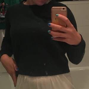 Stickad grön topp💚 - Köpt från hm, tvättas innan köp, fint skick,säljer då den ej kommer till användning, Str S🏄💓🦎