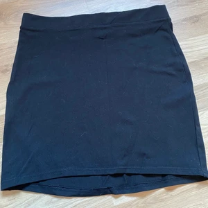 Kjol - Säljer en svart kjol ifrån H&M i storlek M. 