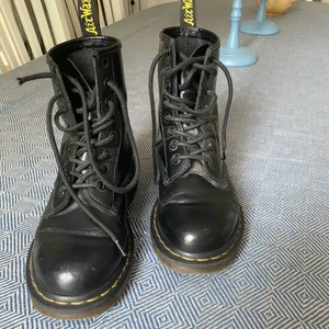 Dr martens strl 36 - Dr martens i strl 36. Lite repor i lädret fram på båda skorna (sista bilden), men annars i fint skick! 😁😁