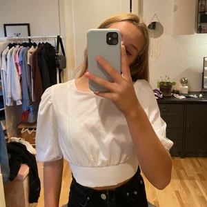 T-shirt från Divided - Jätte fin topp som är öppen i bak. Rosetten går även att ta upp. Använt fåtal gånger. Köparen står för frakten 