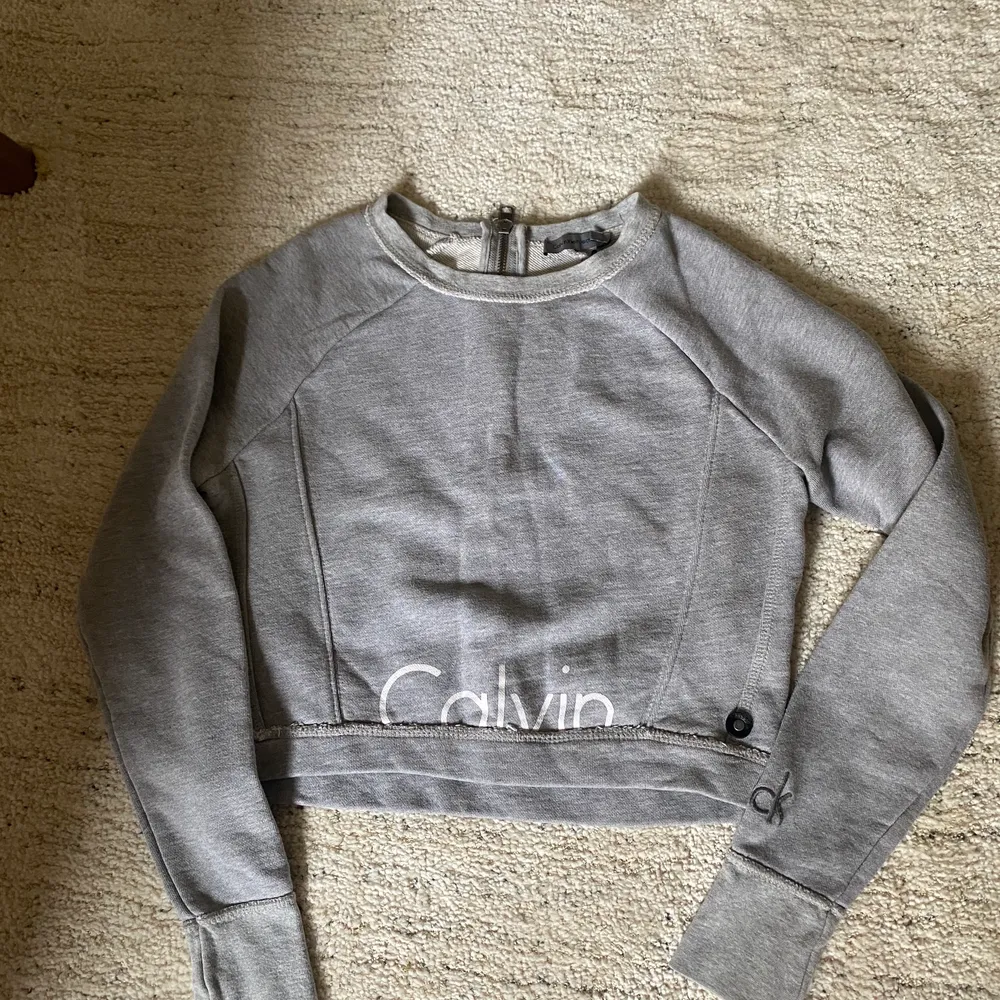 Sweatshirt från Calvin Klein. Felfri, säljer pga att den inte längre används. Köpt från zalando för några år sedan.. Tröjor & Koftor.