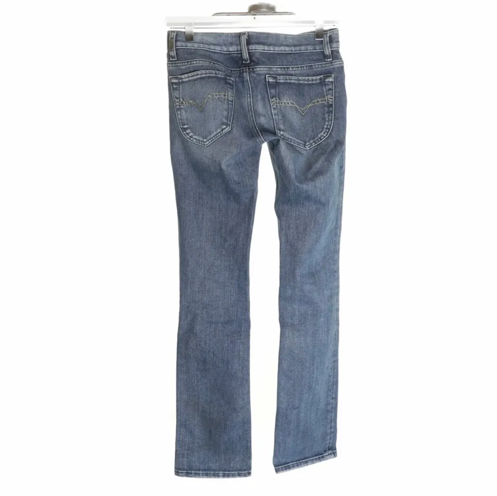 Säljer dessa jeans som är köpta på sellpy, Nyskick. De var försmå tyvärr och glömde lämna tillbaka dem. Skriv gärna vid frågor!. Jeans & Byxor.