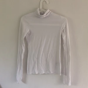 Polotröja - Från weekday. Storlek XS. Har väldigt långa armar