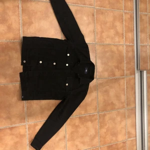 Svart jeans jack herr, Wood Wood, S - En snygg stilren svart jeans jacka från det kvalitativa märker Wood Wood. Funkar perfekt till hösten och våren! Snyggt att ha en hoodie eller sweatshirt till. Original pris: 2000 kr! Tveka inte att höra av dig vid intresse, skickar fler bilder som önskas! 