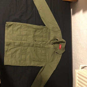 Overshirt Moss grön, S  - En snygg overshirt, passar till det mesta. Måste tyvärr sälja detta plagget för att jag har vuxit ur det. Om du är intresserad så tveka inte att höra av dig. Hör även av dig om du vill ha fler bilder eller information om jacka! 