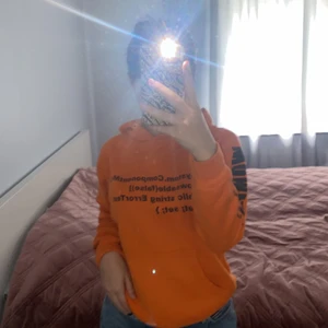 Off White look alike hoddie - Denna hoodie är otroligt skön, och perfekt för hösten som kommer.Dessutom är denna hoodie en fin look alike till Off White plaggen<3 (Obs! Köparen står för frakten)