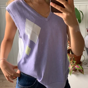Väst  - Retro väst i pastellfärger💜 Plagget är märkt i storlek XL men är snarare i storlek M💜 Jag har vanligtvis S och den passar även bra på mig, något lång nedtill💜