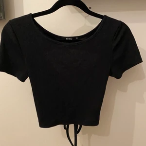 simpel topp - simpel svart topp från bikbok med snygg snörning i ryggen! Använd ett fåtal ggr men sparsamt använd! 50kr+frakt