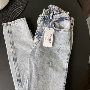 Oanvända jeans från NAKD - Jättefina jeans från NAKD Passar storlek 32 och 34  Oanvända med lapp kvar då de är för stora för mig.  Skickas med spårbar frakt, 66kr❤️