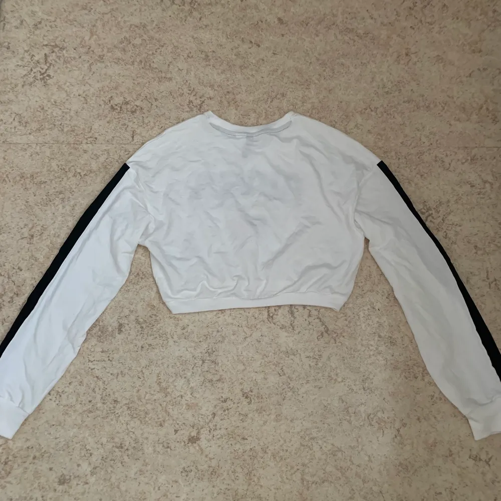 En kort långarmad Nasa tröja/ crop-top från H&M i storlek xs, alldrig använd. . Toppar.