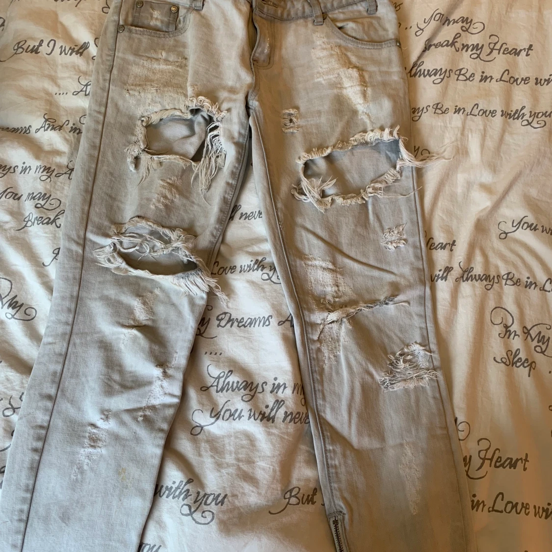 Ljusgrå slitna oneteaspoon jeans