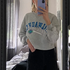 GinaTricot tröja stl XS - Snygg tröja från Ginatricot🥰 använd få gånger, därför i bra skick. I storlek XS och är lite kortare i modellen. Nypris: 249 köparen står för frakten 💕 