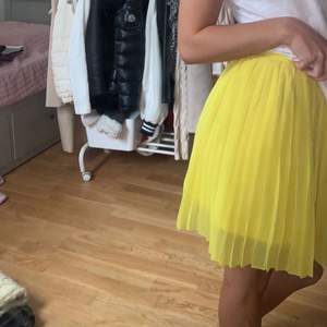 Söt kjol från NA-KD i en stark gul färg, knappt använd och är i fint skick. Storlek S🥰