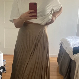 Kjol  - Kjol som är plisserad i guld super fin