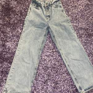 Snygga breda Jeans köpta från Shein för cirka 250-300kr. Använda endast en gång, säljer för att de är för stora på mig.