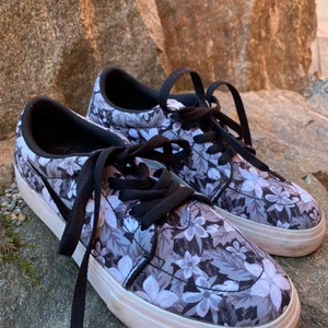 Nike skor - Blommiga grå Nike skor i storlek 38,5