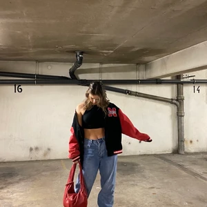 Huskers vintage jacka - As snygg röd, svart jacka perfekt till hösten. Köpte i Malmö i vintras på en vintage butik, 10/10 kvalite, as ball men behöver rensa garderoben och kommer tyvärr ej till användning längre..  unisex jacka, storlek XL.  Jag är 172 Cm. BUDA ! ! !