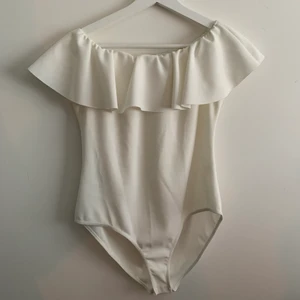 Vit body!  - En fin, knappt använd body i srtrl M 