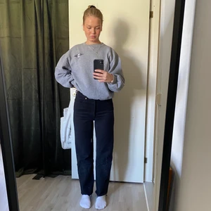 Levis jeans svarta - Vanliga raka Levis jeans svarta, väldigt sköna och i bra skick! Har använt dom ett fåtal gånger. Frakten ingår i priset💞