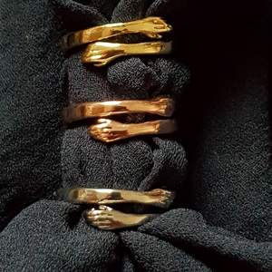Den trendiga kram ringen finns nu att beställa 📣. Finns i guld silver och bronz !!!! 2 för 50, 3 för 70kr. Är perfekt om man vill dela med sina vänner syskon eller bara för sig själv. Kontakta vid intresse eller fler funderingar ❤❤