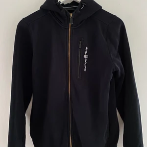 Sail racing zip up hoodie - Säljer denna snygga sail racing zip up hoodie i bra skick. Nypris 899kr säljer den för 300kr + frakt på 66kr ( spårbart ) som köparen står för.