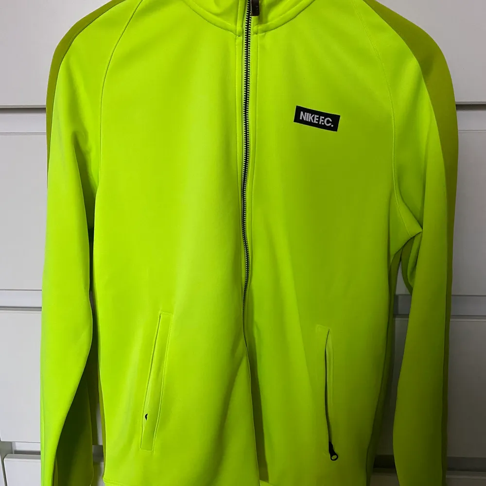Fin jacka från NikeF.C i neongul färg.Är i mycket fint skick så inget att anmärka på. Finns att hämta i Malmö men kan även skickas då köpare står för porto ⭐️. Tröjor & Koftor.