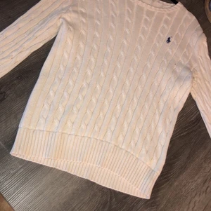 Ralph lauren kabelstickad tröja  - Ralph Lauren tröja i nyskick! Jättefin men säljer då den är lite stor för mig. storlek M men stretchig.