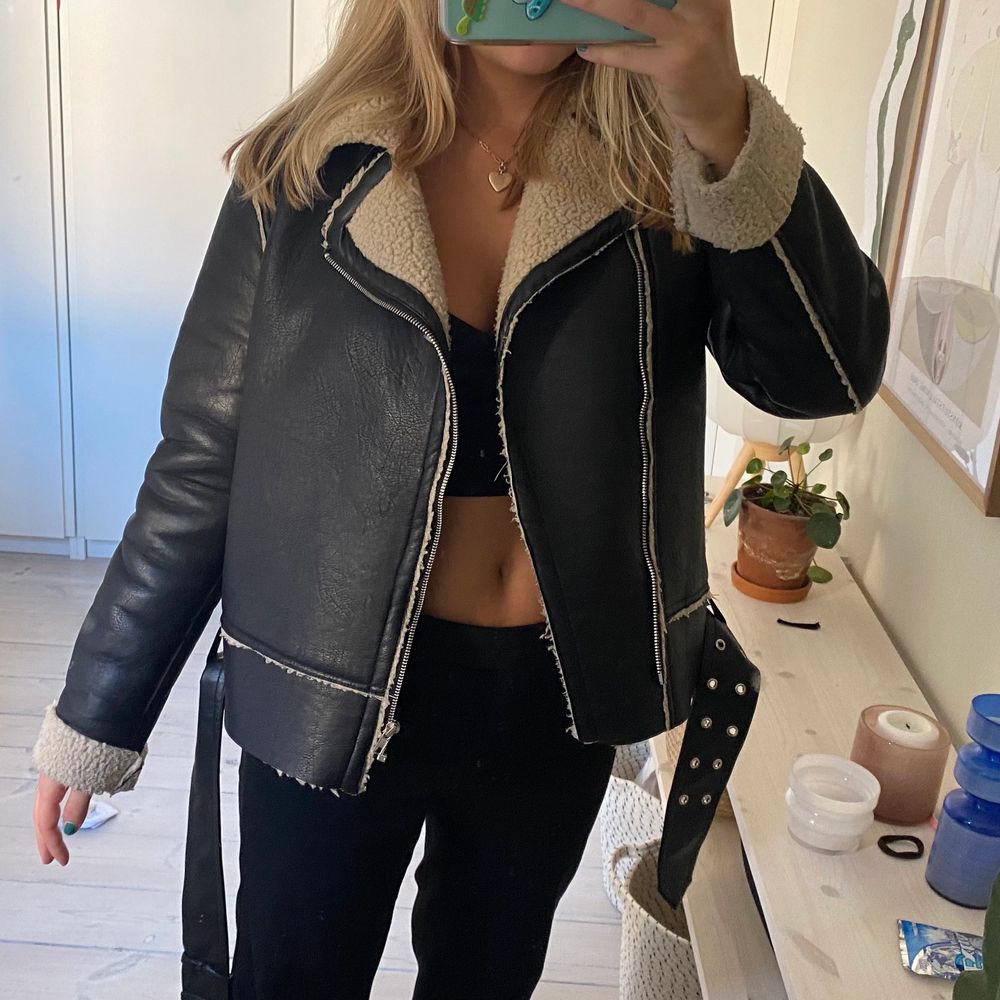 Säljer denna svinsnygga bikerjacka/skinnjackan med teddy i! Perfekta hörstjackan i storlek s. Ifrån nakd köpt för 900kr❤️❤️har fickor jag och avtagbart skärp, slutsåld och finns inte kvar❤️❤️snyggt att den inte är så lång utan än riktigt snygg längd! pris ex frakt! Möts i Stockholm helst på söder! Skriv vid minsta fråga🥰🤝. Jackor.